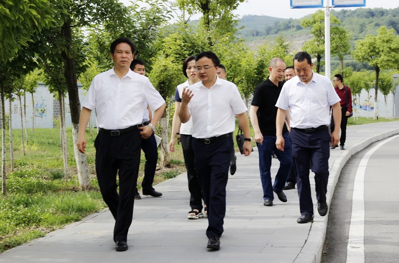 畢節(jié)市市委副書(shū)記、市長(zhǎng)張集智一行到 畢節(jié)工業(yè)職業(yè)技術(shù)學(xué)院調(diào)研