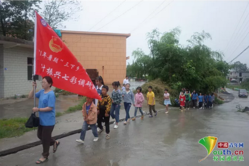 暑假期間，這群孩子因幫助村民辦實(shí)事成為了“網(wǎng)紅”