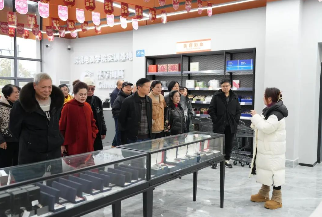 憶崢嶸歲月 話今朝發(fā)展——學(xué)院召開退休干部、教職工座談會