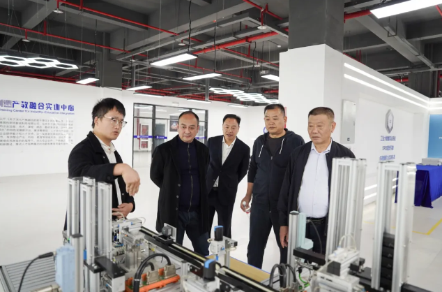 貴州省人民政府督學(xué)、省教育廳中小學(xué)名師名校長培養(yǎng)管理辦公室主任謝笠率隊到我院考察調(diào)研職普融通工作