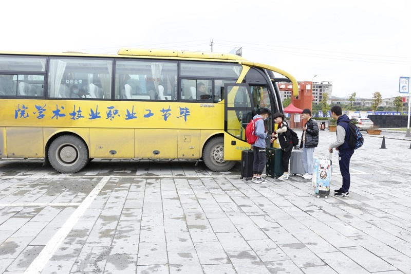 扶上馬、送一程，畢節(jié)工業(yè)職業(yè)技術(shù)學(xué)院赴企業(yè)送學(xué)生到崗實(shí)習(xí)